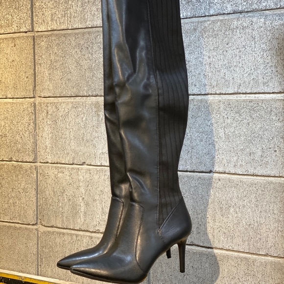 Woman’s boots - Picture 2 of 5